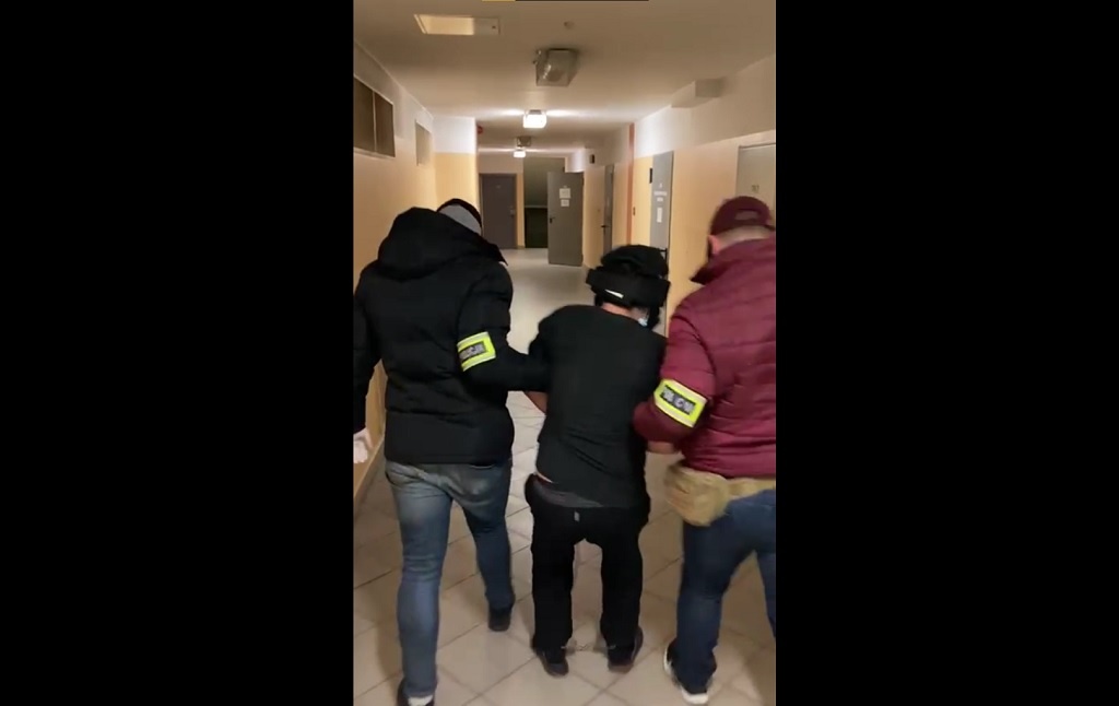 Zaatakował kuzyna nożem kuchennym. Wbił mu go w plecy i ramię [WIDEO]