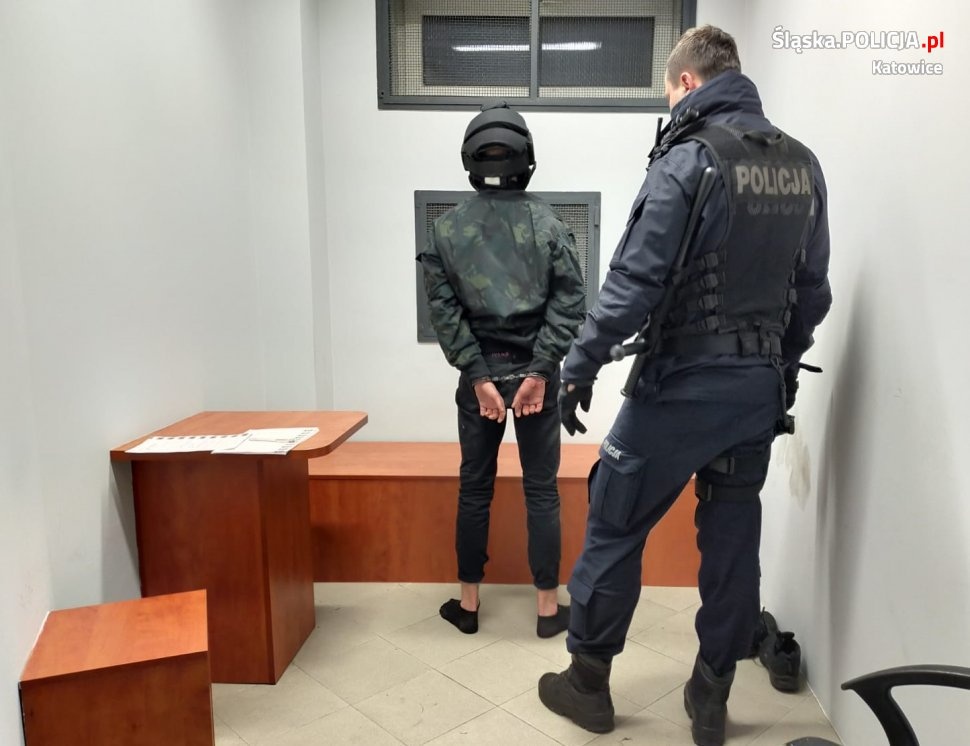 Mężczyzna prawie zginął na klatce schodowej. 18-latek uderzył go pałką