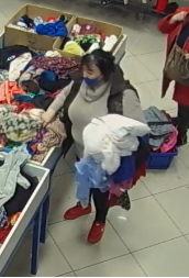 W sklepie z odzieżą ukradła torebkę. Policja publikuje zdjęcia