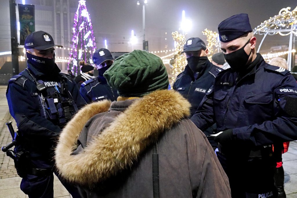 Manifestacje sylwestrowe na Rynku w Katowicach. Policja spisywała za zimne ognie