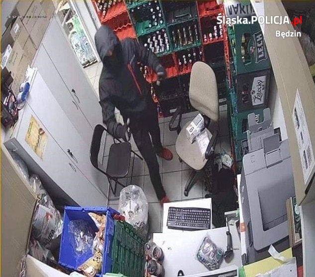 Brutalny napad w sklepie Żabka. Sprawcy pobili ekspedientkę do nieprzytomności i ciągnęli ją po podłodze[WIDEO]