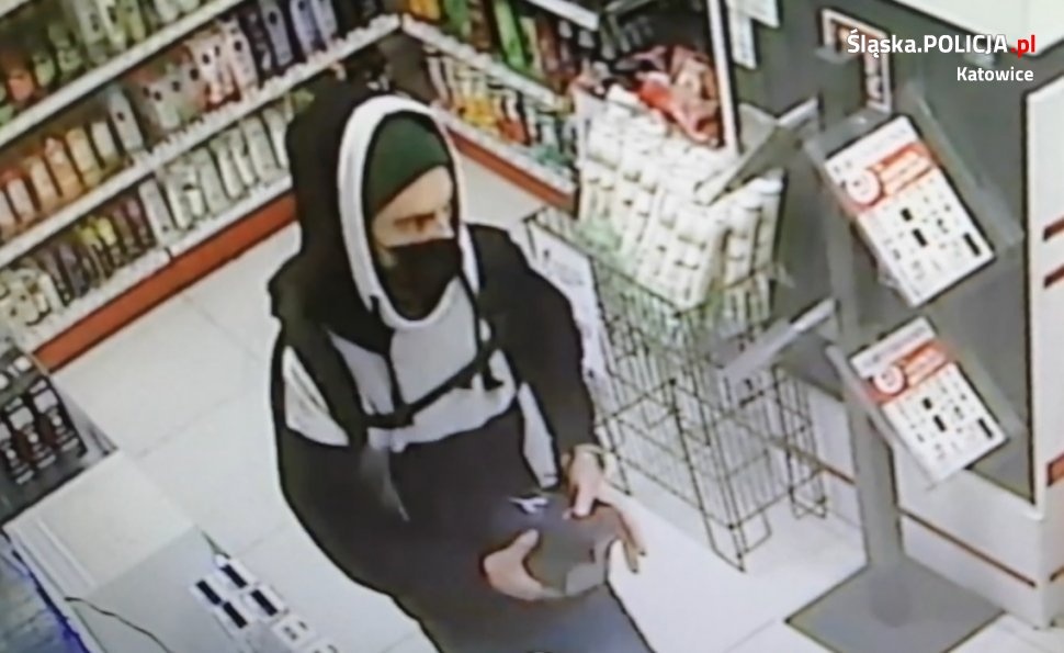 Kradzież kosmetyków w sklepie Rossmann na os. Tysiąclecia. Policja publikuje zdjęcie z monitoringu