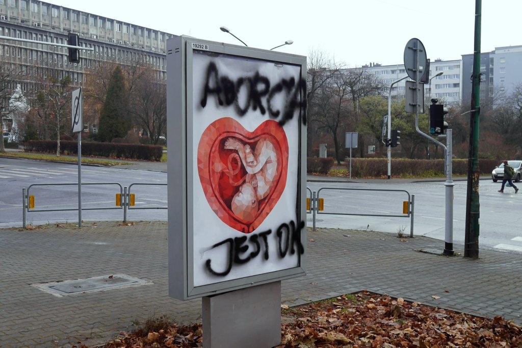 Zwolennicy aborcji zdewastowali plakaty kampanii ruchu pro-life