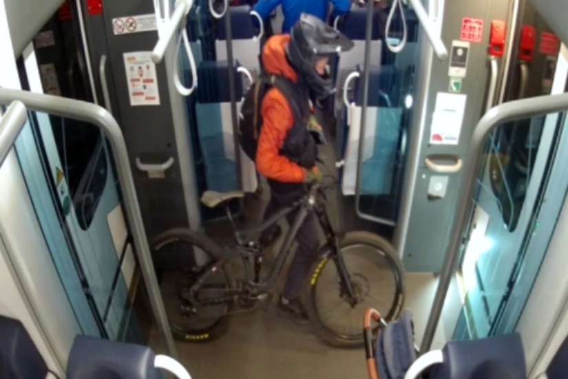 Okradł konduktora Kolei Śląskich. Policja szuka rowerzysty