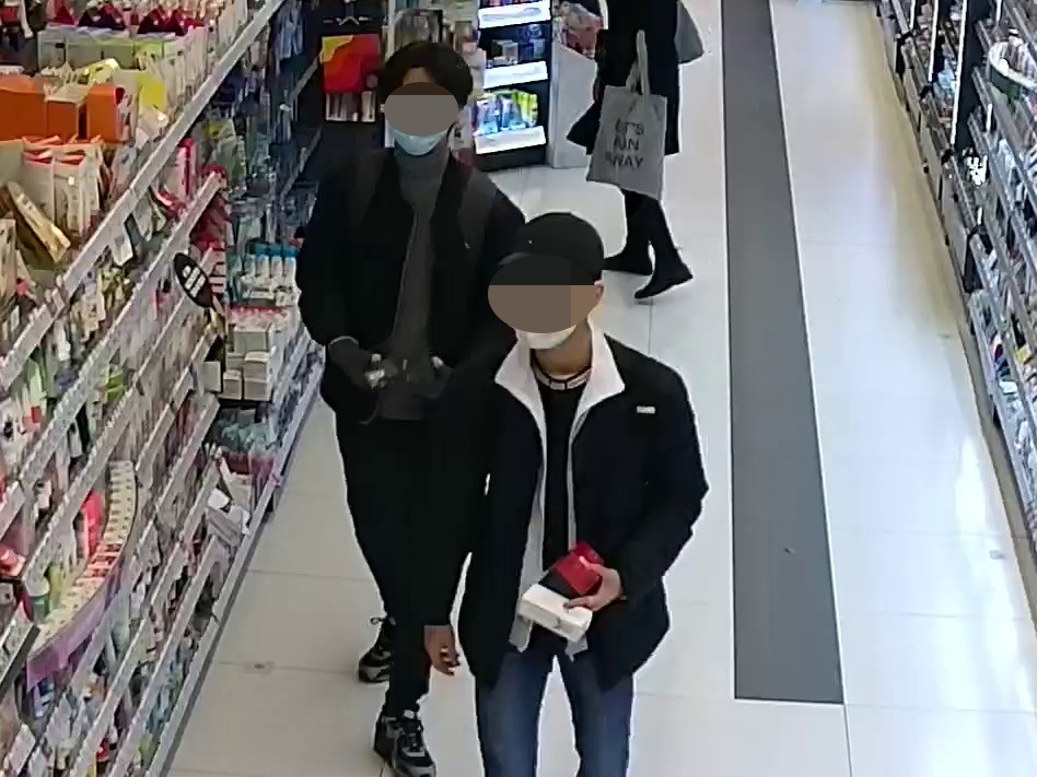 Sprawcy kradzieży kosmetyków w Galerii Katowickiej zobaczyli się na zdjęciach w internecie i zgłosili na policję