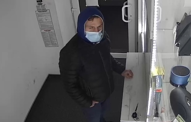 Kradzież pierścionków w centrum Katowic. Policja publikuje zdjęcia podejrzewanego