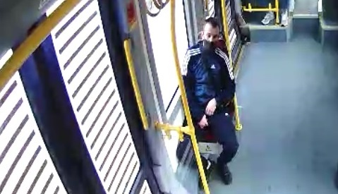 Zerwał łańcuszek z szyi kobiety w tramwaju. To kolejny taki przypadek w ostatnim czasie w Katowicach
