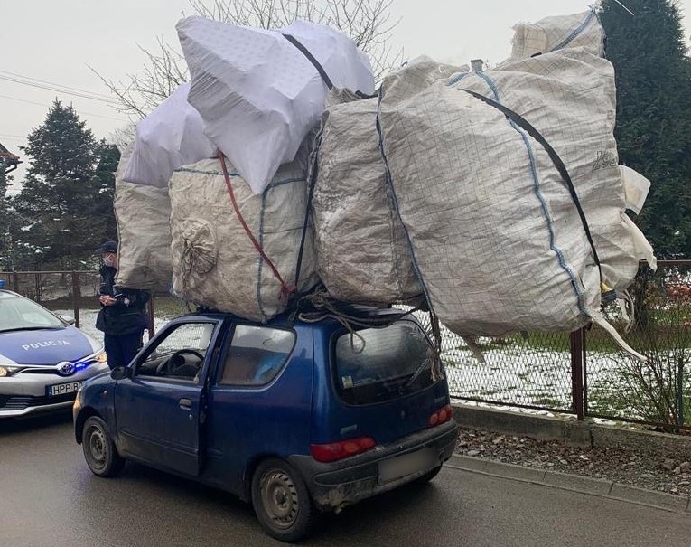 Ja nie dam rady? Z ładunkiem na dachu może i by dał, ale nie dał rady wytłumaczyć się policjantom