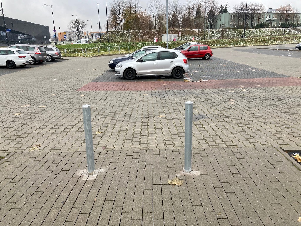 Miasto w końcu zablokowało możliwość nielegalnego parkowania na chodnikach w strefie kultury