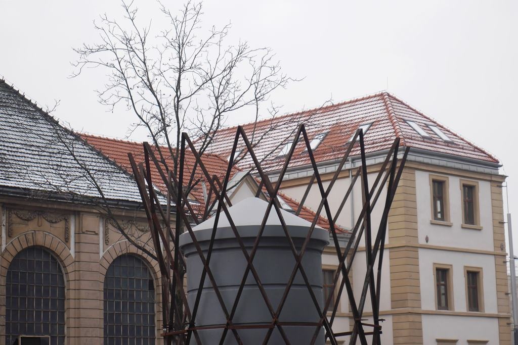 Na ul. Dworcowej miało być duże drzewo, ale dominować będzie stalowa obudowa z zielenią