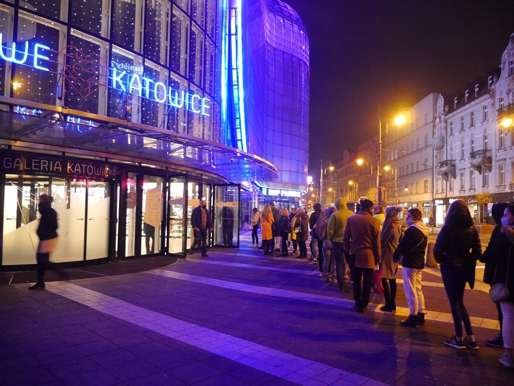 Wielkie kolejki po zakupy. Klienci czekają na wejście przed Galerią Katowicką