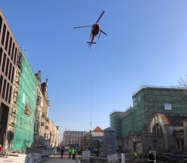 Helikopter ze stalową klatką przeleciał nad Katowicami. Transportował konstrukcję na ul. Dworcową [WIDEO]