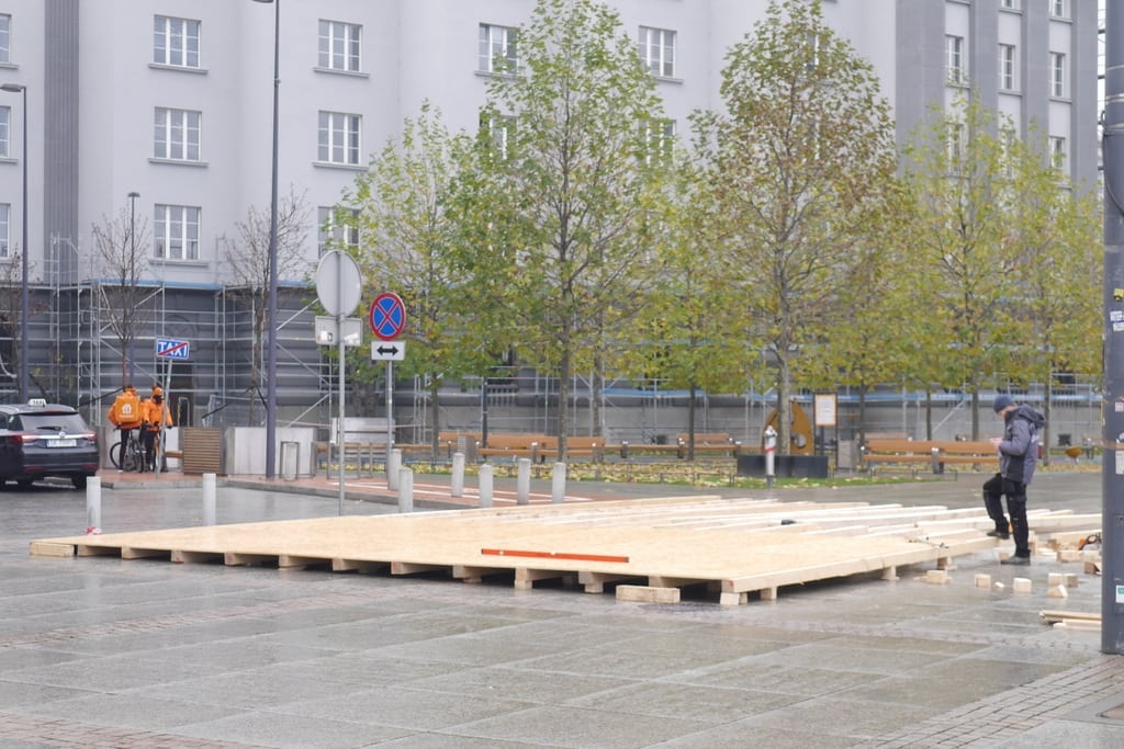 Trwa budowa lodowiska na rynku. Zostanie otwarte na początku grudnia