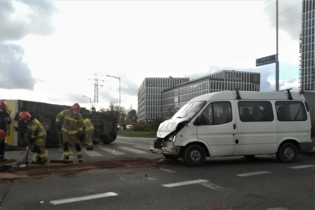 Zderzenie na skrzyżowaniu w centrum miasta. Są utrudnienia