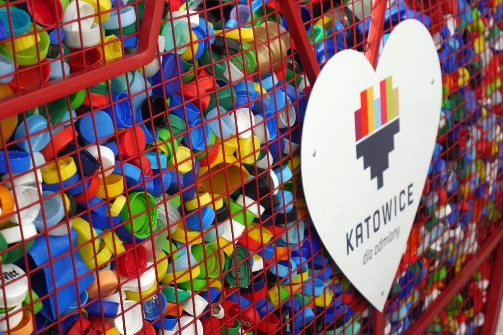 Serce pełne nakrętek. W Katowicach chcą postawić kolejne kosze