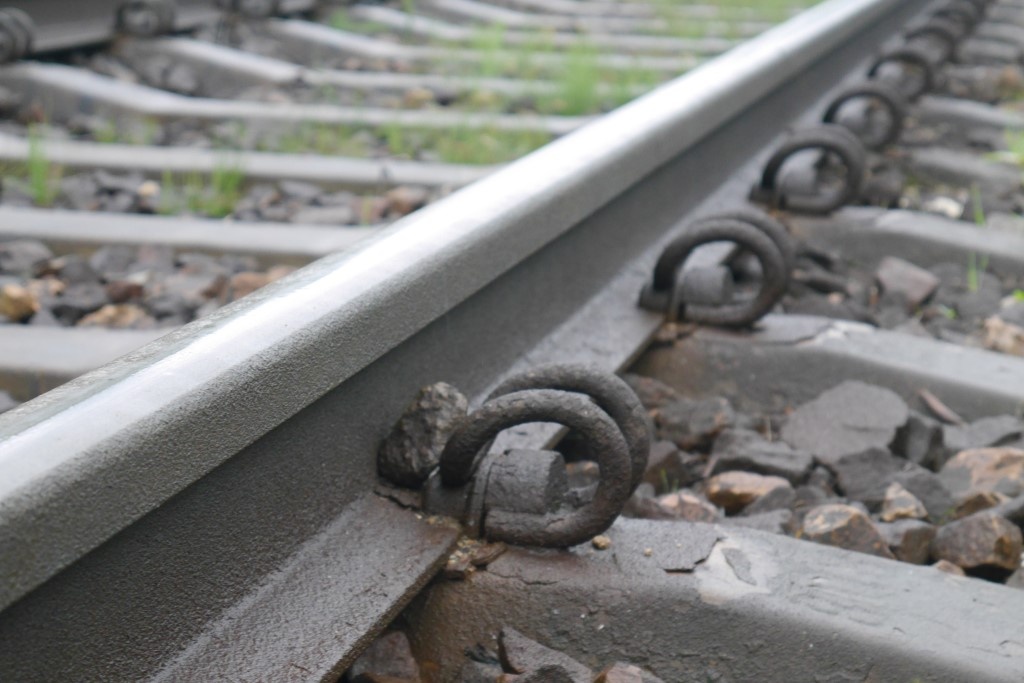 Śmiertelny wypadek na torach. Są opóźnienia pociągów