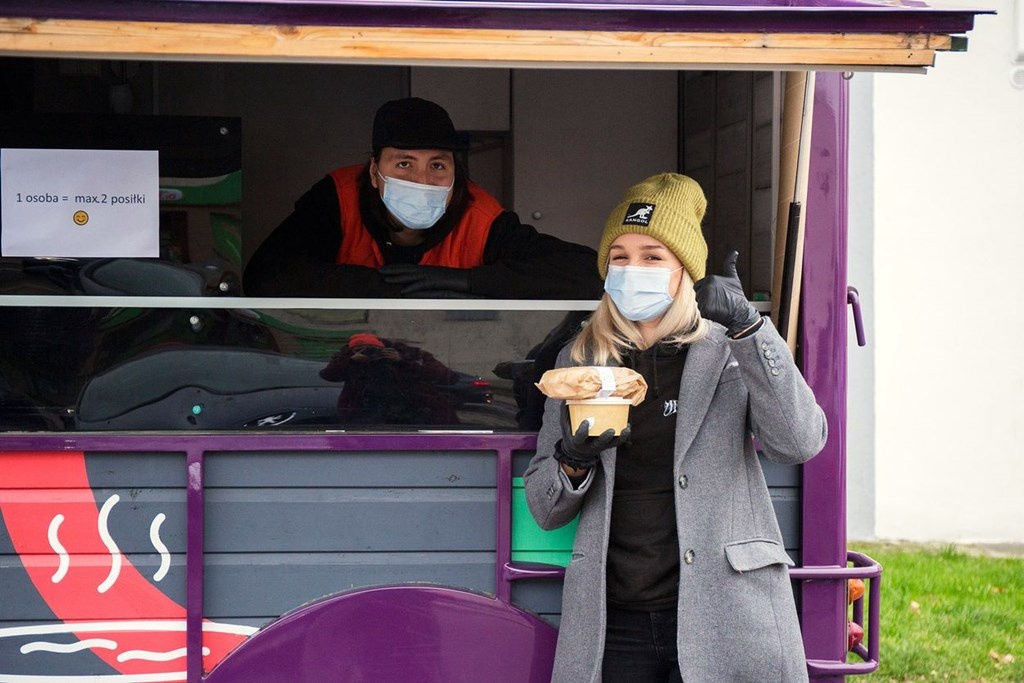 Obiady za kilka złotych. Po Katowicach kursuje fioletowy food truck