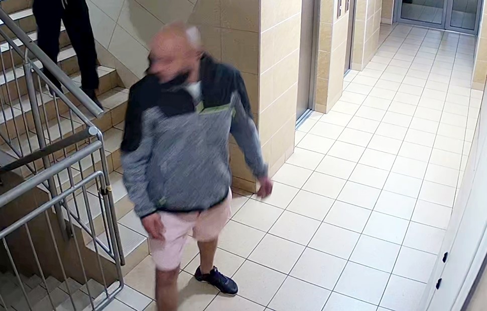 Rowery znikają z bloków w Zawodziu. Policja szuka tego mężczyzny