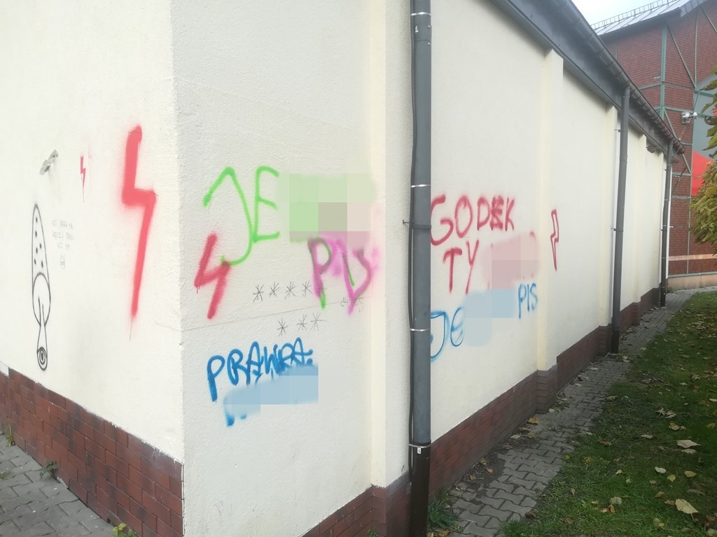 Hasła protestów na ścianach. Coraz wiecej dewastacji w Katowicach