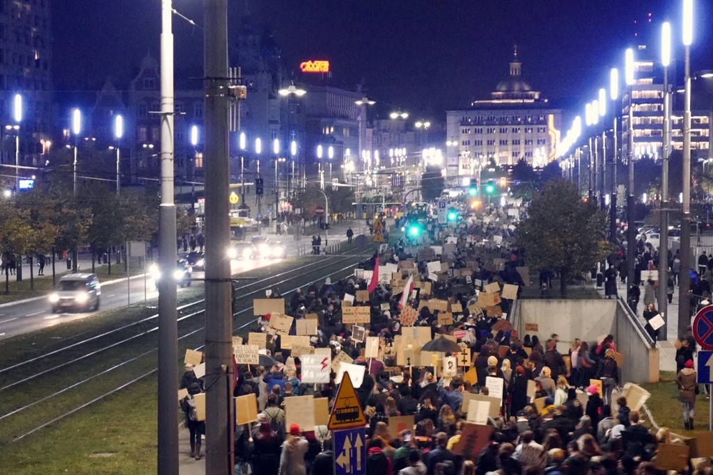 Ogromne tłumy, race i motocykle na Rynku. W Katowicach trwa strajk generalny [GALERIA]