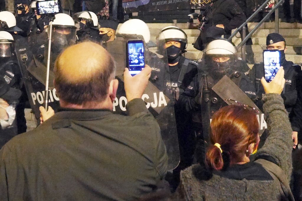 Skopany policjant i 3 zatrzymane osoby. To bilans niedzielnej manifestacji w Katowicach
