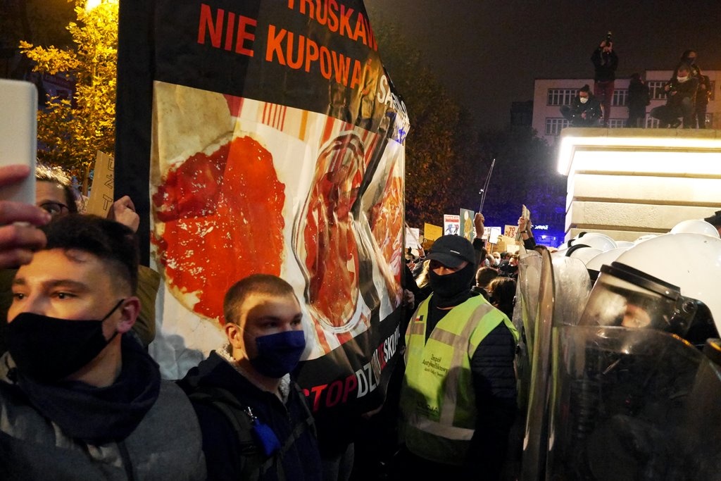 Manifestacja w Katowicach. Szarpanina na schodach Archikatedry. Policja użyła gazu