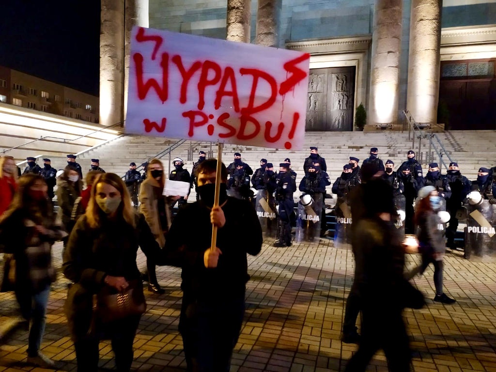 Kolejna manifestacja na ulicach Katowic. Były wulgarne hasła i interwencja policji