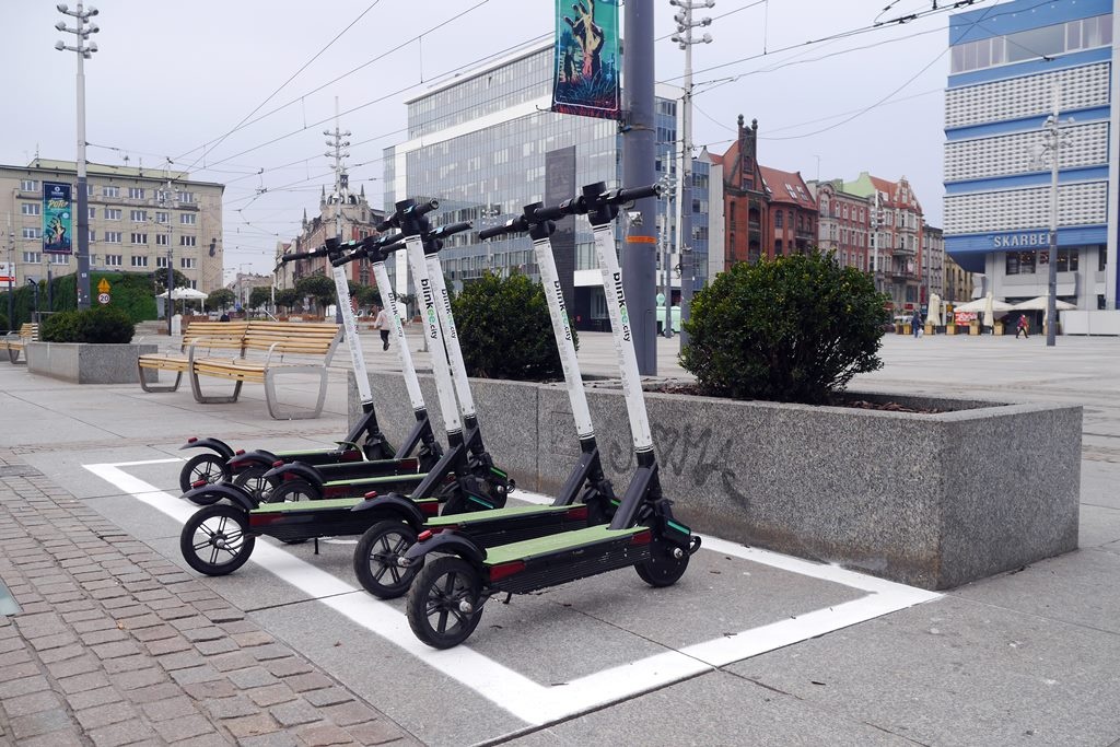 Parkingi dla hulajnóg powstają w Katowicach. Będą premie za prawidłowe parkowanie
