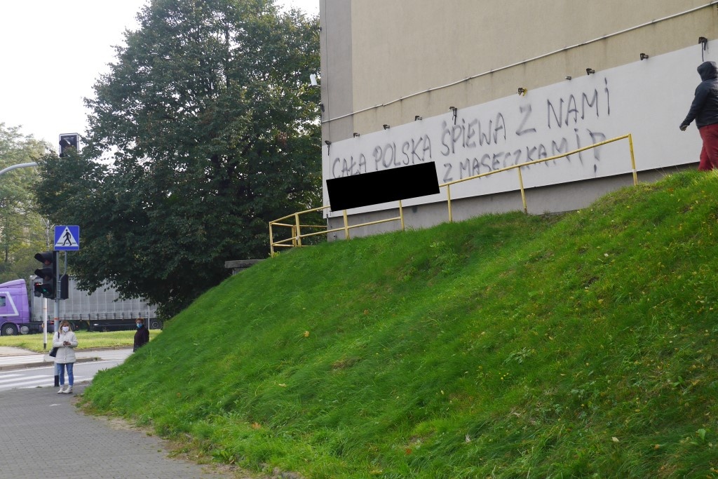 Antymaseczkowy napis na bloku w Katowicach. Wspólnota go zamaluje