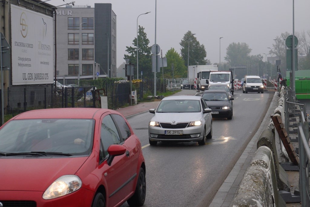 Utrudnienia i ręczne kierowanie ruchem na skrzyżowaniu w Piotrowicach