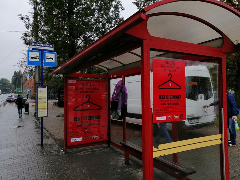 Wieszaki na przystankach w Załężu. Można oddać kurtkę dla potrzebujących