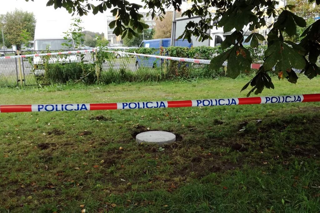 Dziewczynka wpadła do studzienki kanalizacyjnej w Katowicach. Przeżyła upadek z kilku metrów