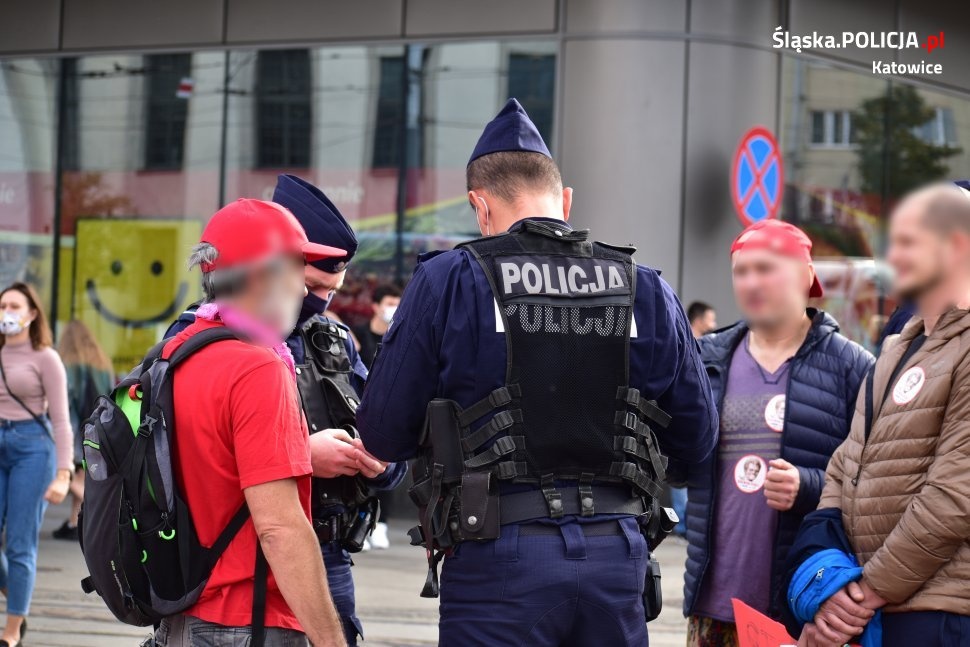 Uczestnicy antycovidowego marszu mogą zostać ukarani, ale dziękują policji