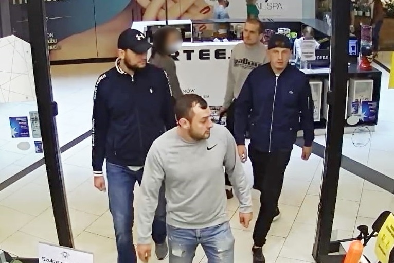 Wynieśli broń i amunicję z Galerii Katowickiej. Policja szuka sprawców