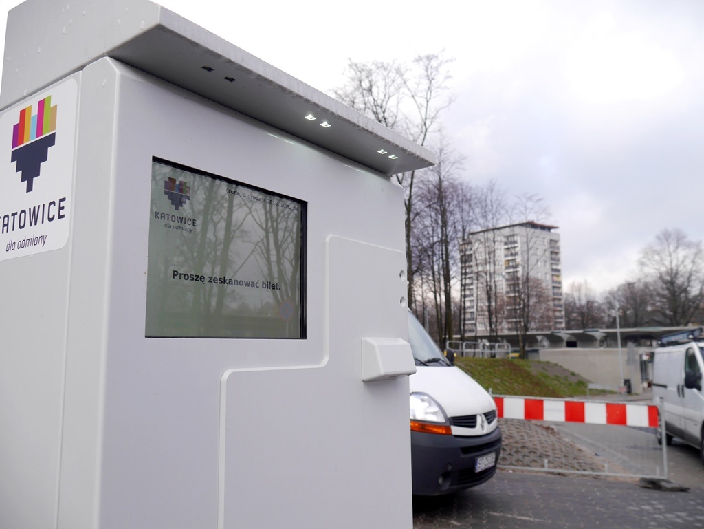 Parkingi przy centrach przesiadkowych w Katowicach tylko dla niektórych pasażerów komunikacji miejskiej