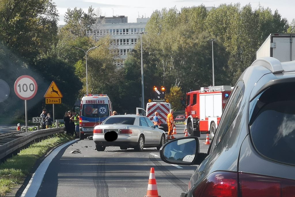 Zderzenie kilku samochodów na A4. Korek jest coraz dłuższy