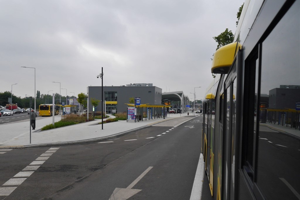 Kolejne autobusy zatrzymują się przy Sądowej