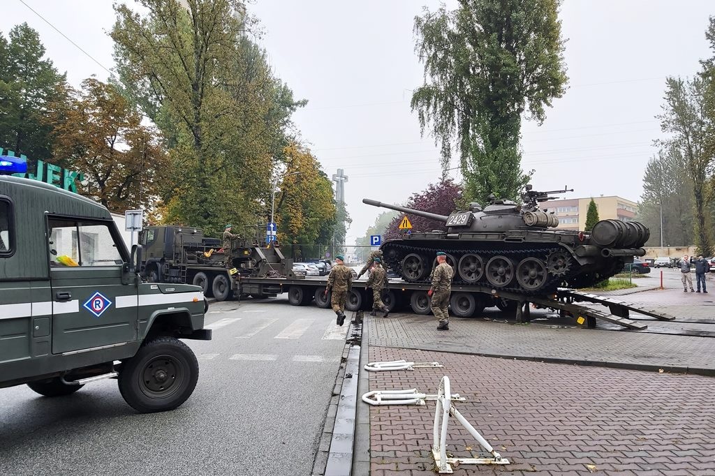 Wojskowy transport w Katowicach. Czołg stanął przed kopalnią Wujek
