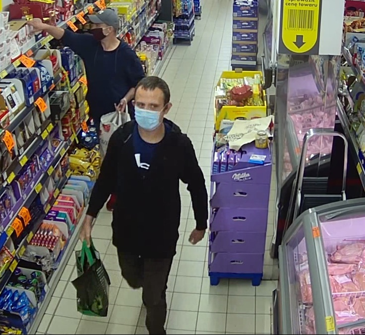 Wynieśli butelki whisky z Biedronki. Szuka ich policja