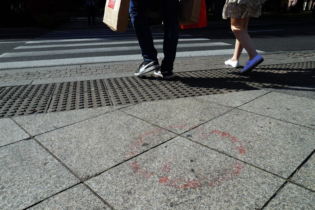 Po napisach, które miały ostrzegać pieszych, nie ma już śladu