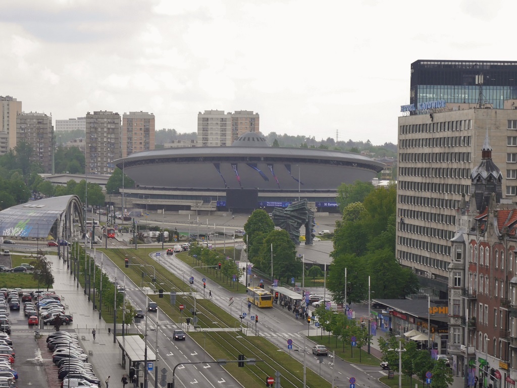 Awantura w autobusie w Katowicach. Mężczyzna wybił szybę