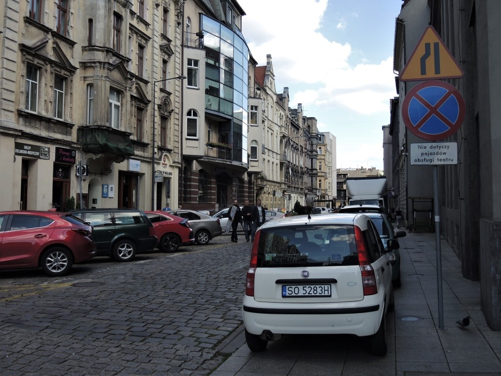 Prawie 70 pracowników Teatru Śląskiego może za darmo parkować na chodniku w centrum Katowic