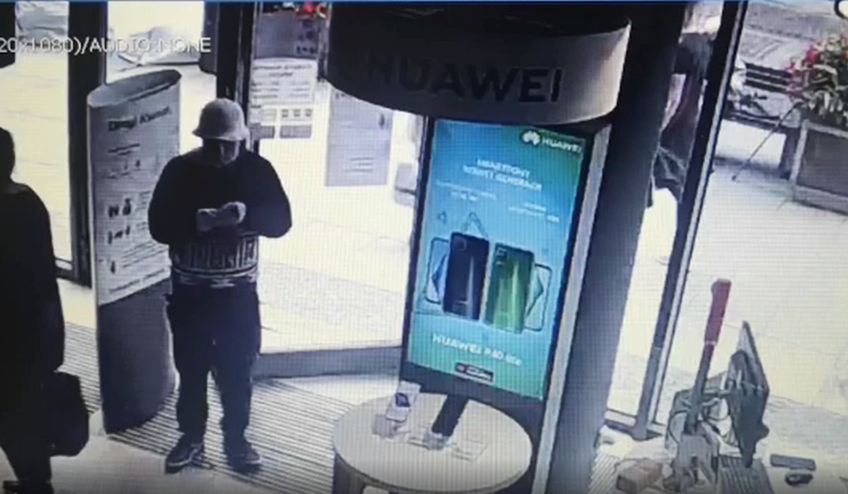 Ukradł telefon z salonu przy ul. 3 Maja. Policja publikuje nagranie [WIDEO]