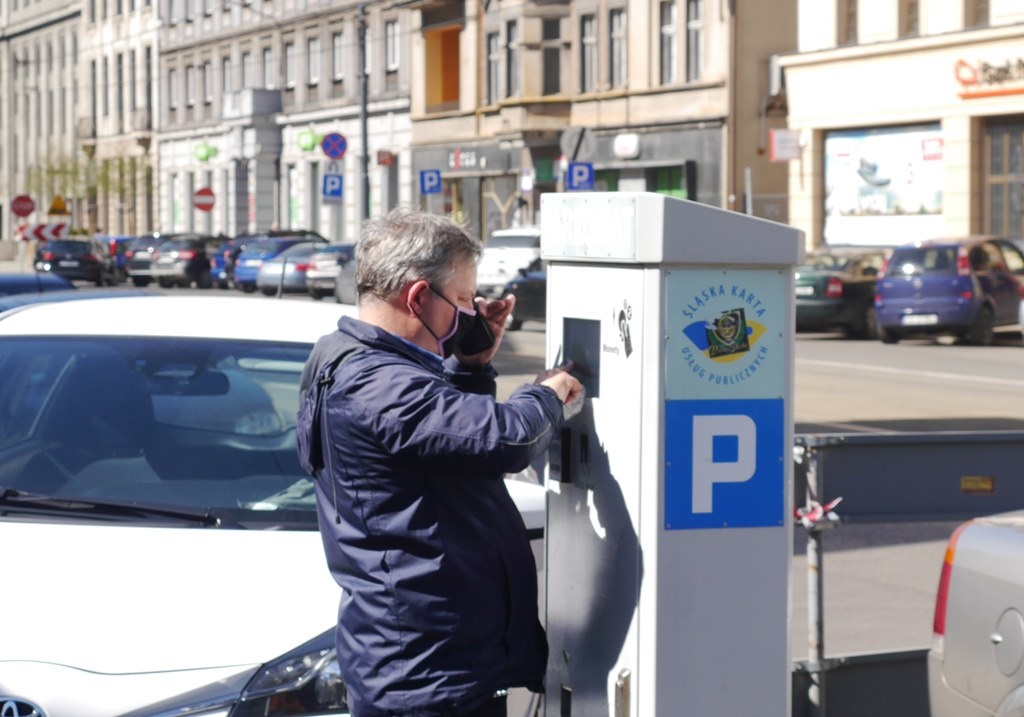 Rewolucja w opłatach za parkowanie w Katowicach. Wchodzi 5 aplikacji i płatności kartą w każdym parkomacie