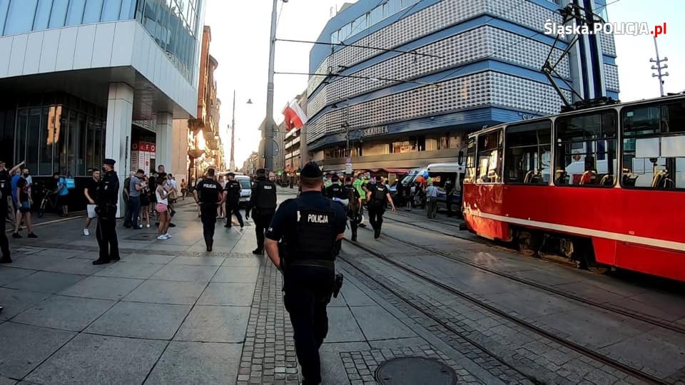 Policja zatrzymała uczestnika piątkowej manifestacji, który wykonywał faszystowskie pozdrowienie