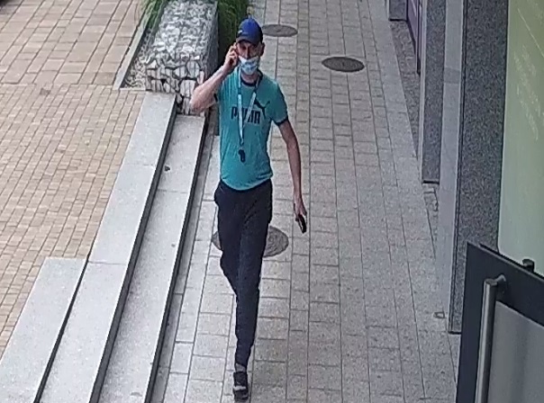 Ten mężczyzna udaje kuriera. Szuka go katowicka policja [WIDEO]