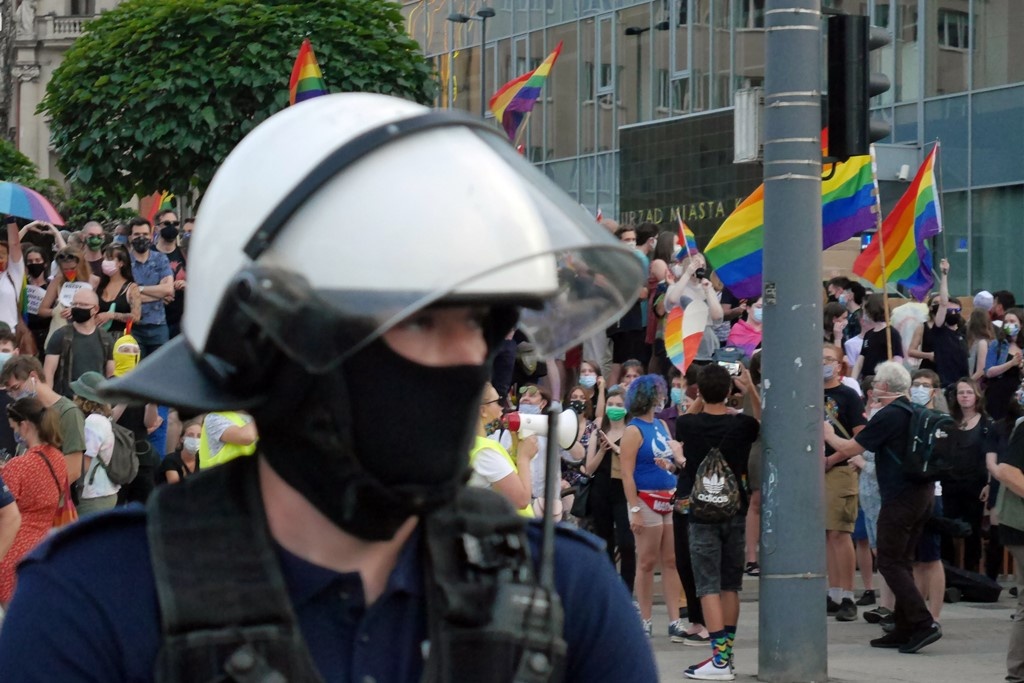 Tęczowe flagi i setki osób na katowickim Rynku [GALERIA]
