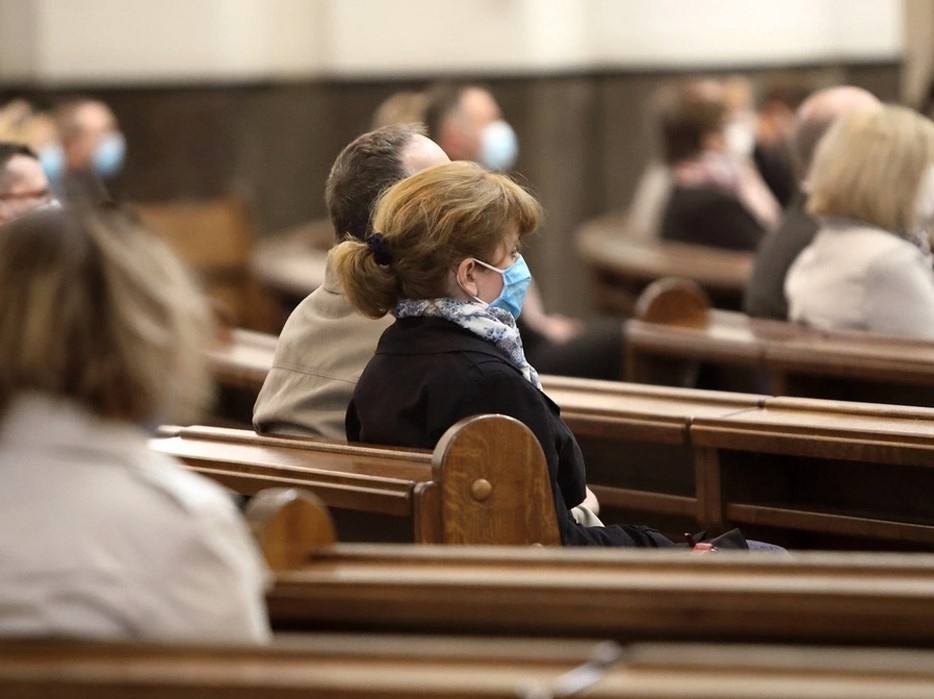 Obostrzenia w kościołach. Mniej osób i maseczki na zewnątrz