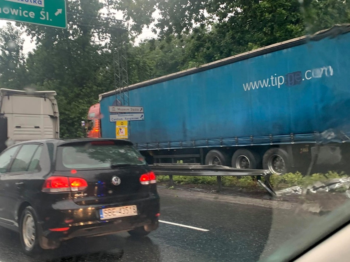 Ciężarówka wypadła z drogi i wjechała na drogę rowerową i chodnik