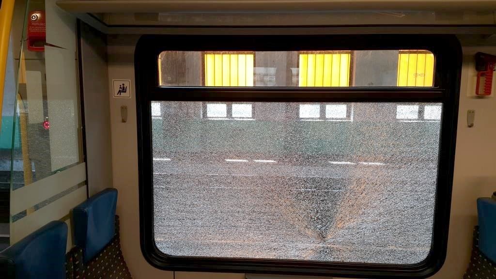 Rzucają kamieniami w pociagi Kolei Śląskich. Przewoźnik policzył straty